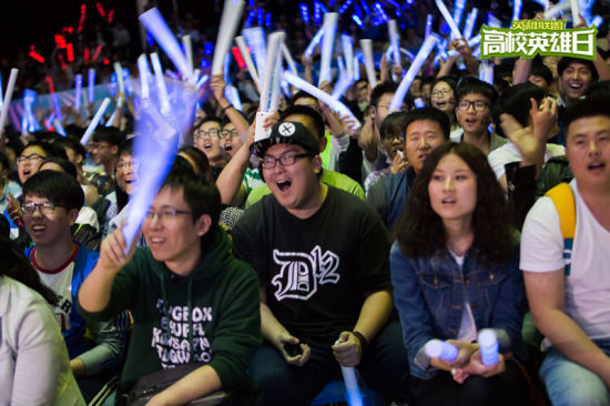 【美图特别版】冰岛金色的雨，RNG夺冠捧杯帅照