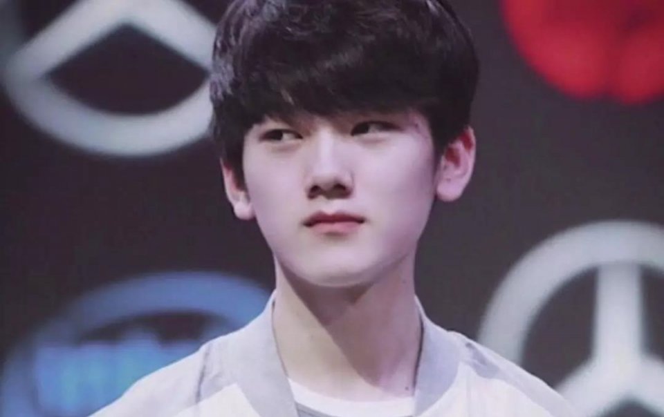 CRISP 变成了牛肉礼盒， Hope 表现完美， Anyone's Legend 以 11 分赢得了第一局