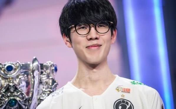 A队教练：CS新版本最大变化就是投掷物的运用