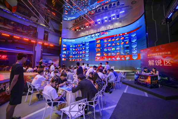 LPL解说管泽元疯狂暗示LWX，米勒并没有回应